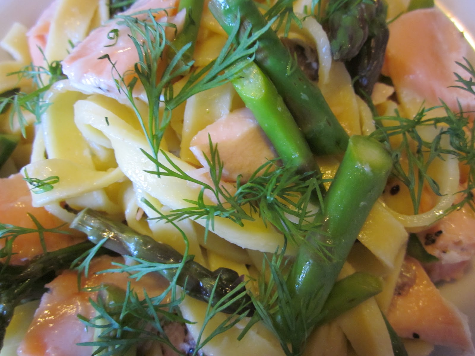 laks med pasta og asparges laks med pasta og asparges